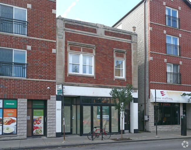 Building Photo - 3213 W Armitage Ave