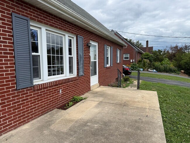 Foto del edificio - Beautiful 3 Bedroom 1 bathroom Cape Cod with Bonus Room!