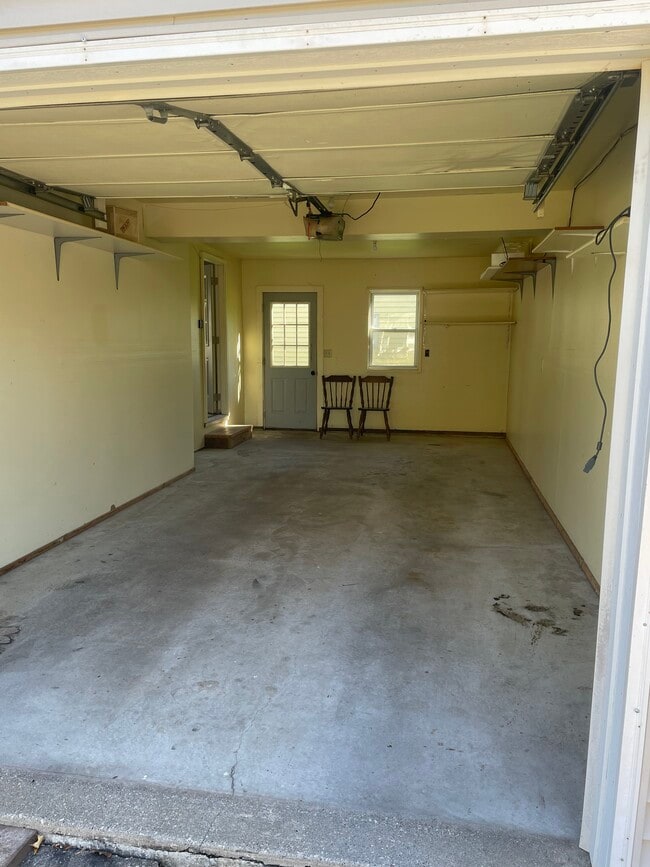 Garage - 16988 N 7th St