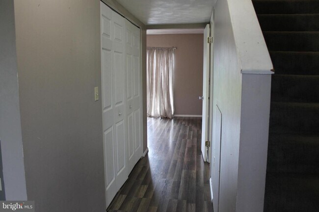 Building Photo - 28 Maple Ave