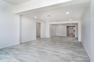 Building Photo - 1017 E West Cir Dr