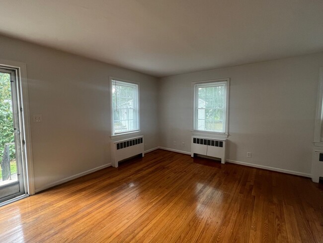 Building Photo - Two bedroom, 1 bath condo in Brookwood Gar...