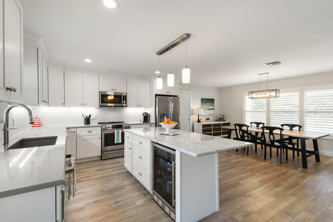 Open plan for entertaining - 4835 Bimini Rd