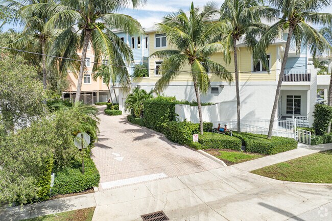 Entrada - The Moorings at Lantana