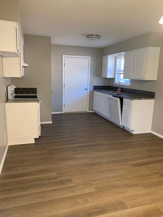 Foto del edificio - Beautiful brick 3 bedroom 2 full bathroom ...