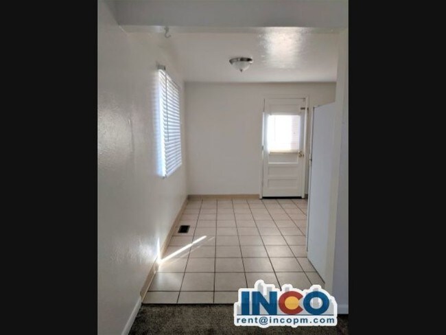 Building Photo - Awesome 2 bedroom 1 bath Duplex! Great loc...