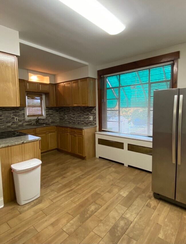 Kitchen - 5815 N Front St
