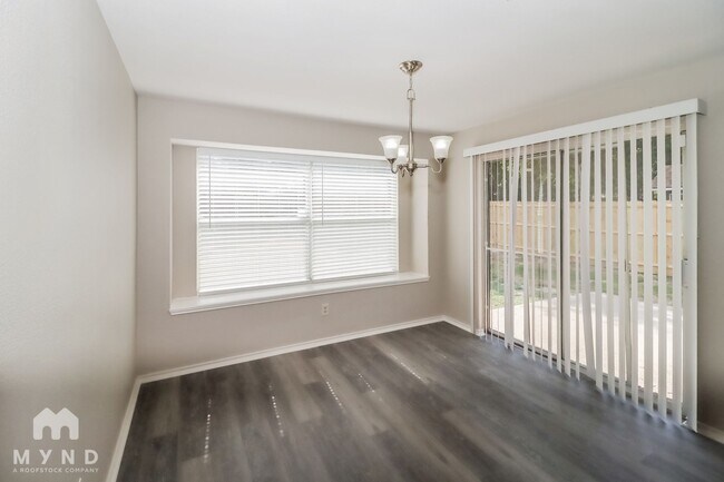 Foto del edificio - 4961 Briar Oaks Ln