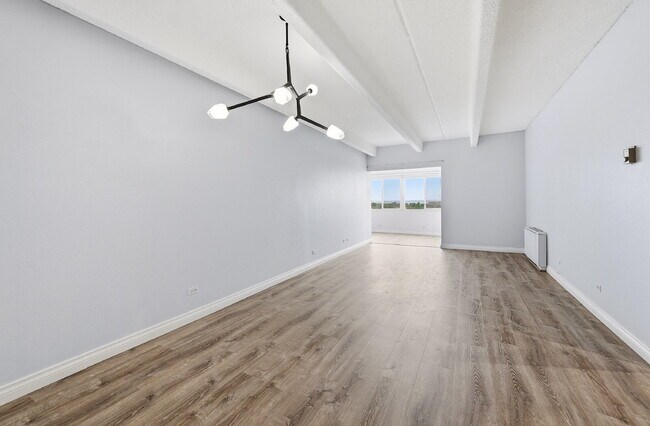 Foto del edificio - $1,095.95, 1 bed, 1 bath, located in Denver with a gorgeous sunroom