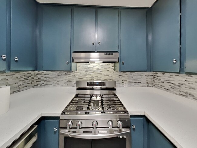 Building Photo - 2/1 Oakland Condo Near Zoo!