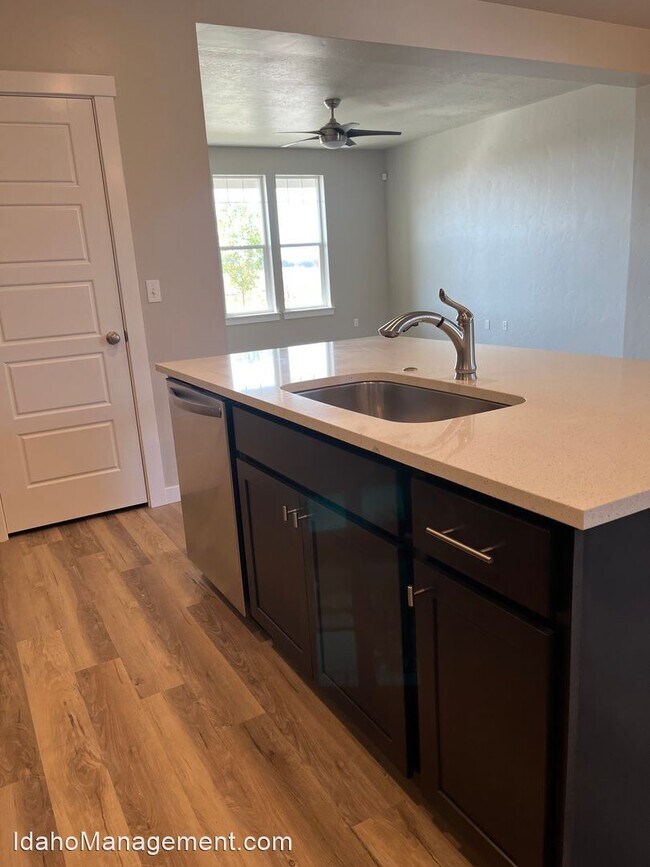 Building Photo - 3 br, 2.5 bath House - 286 S Fritts Avenue