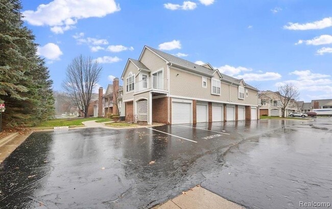 Foto del edificio - 5472 Pine Aires Dr