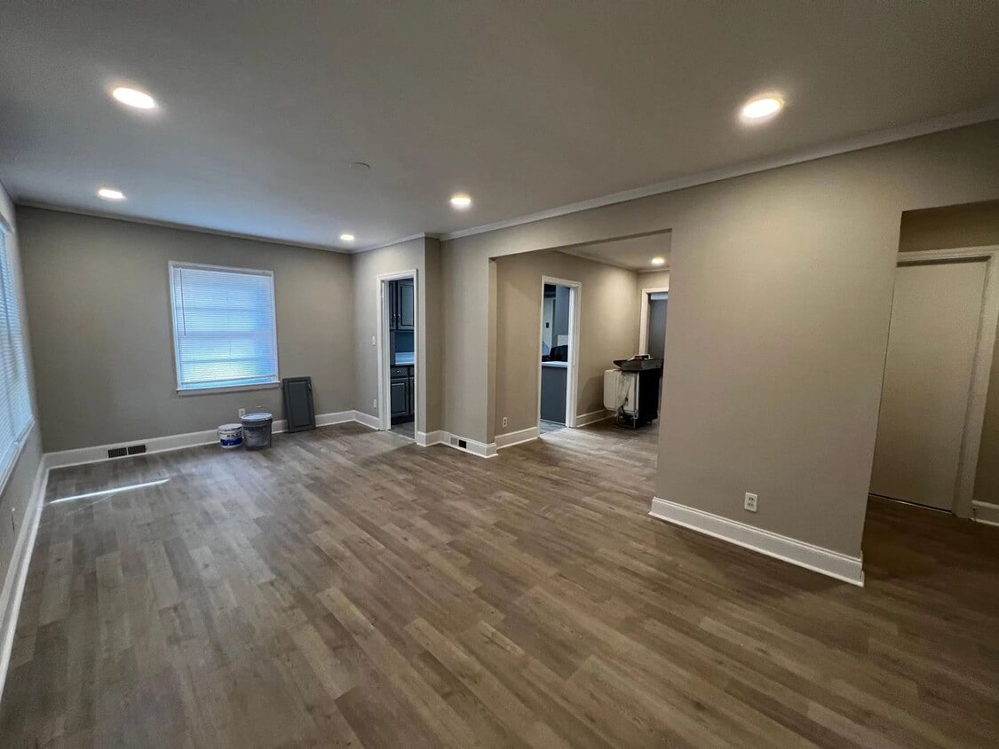 Foto principal - Room for Rent in 3 Bedroom House at 1043 M...