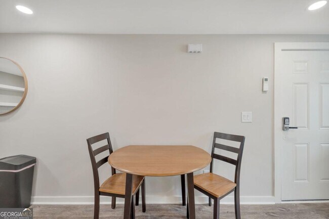 Foto del edificio - 243 N Georgia Ave