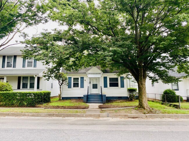 Foto del edificio - Adorable 2bdrm/1bth Bungalow Conveniently Located in Richmond's Historic Churchill!!