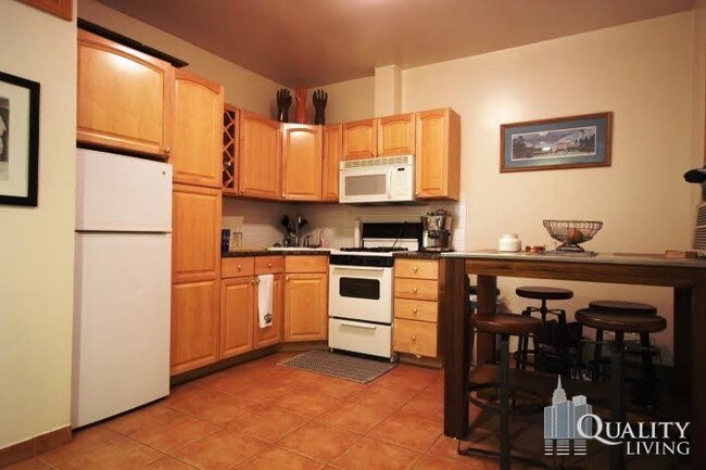 Building Photo - 75 W 71st St