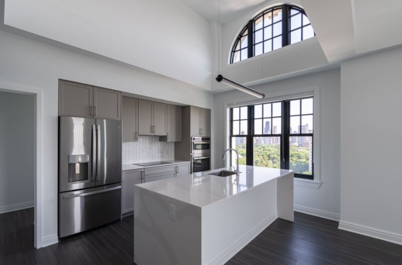 Primary Photo - 2400 N Lincoln Park W