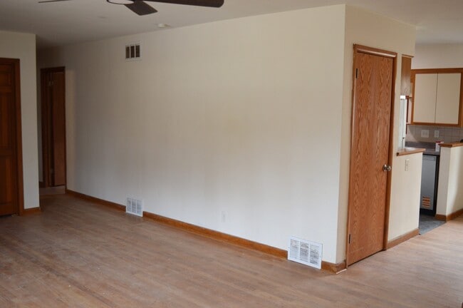 Building Photo - 425 Mineau Pky