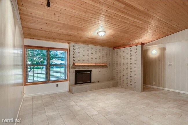 Building Photo - 3 br, 2 bath House - 1241 Evergreen Drive ...