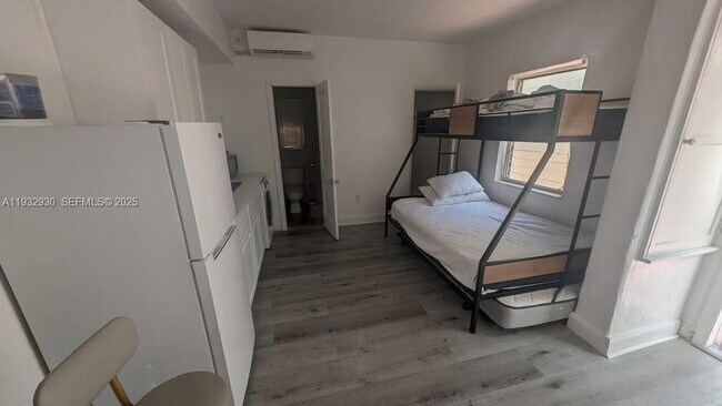 Foto del edificio - 2822 Pine Tree Dr