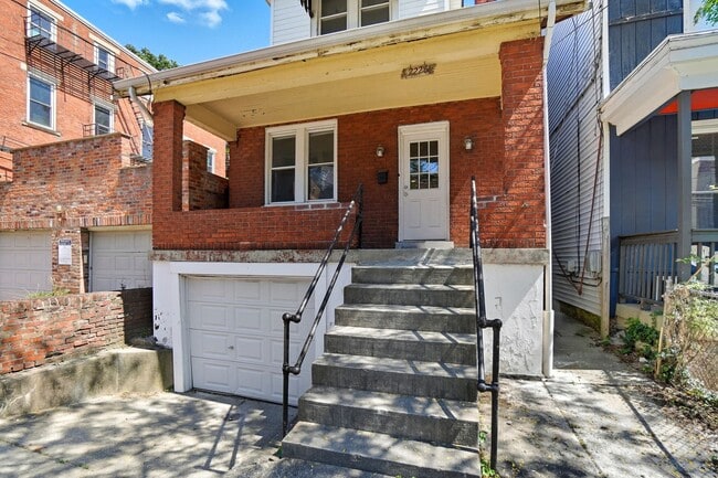 Building Photo - 3 Bedroom House Available in Clifton Near ...