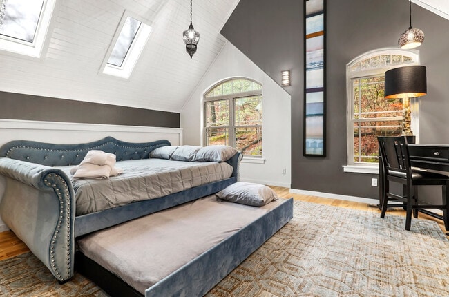 Foto del edificio - 211 Lakeshore Dr