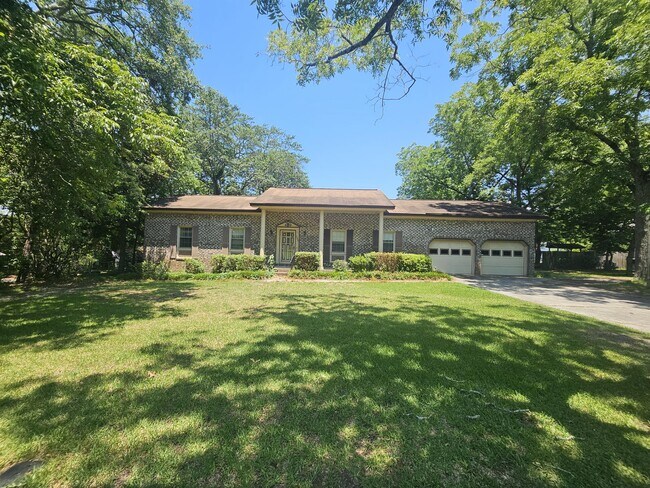 Building Photo - 122 Old Chapin Rd