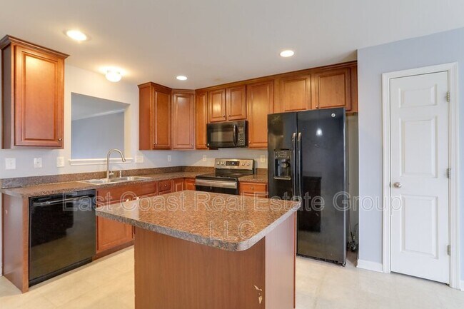 Building Photo - 15 Wayside Ct