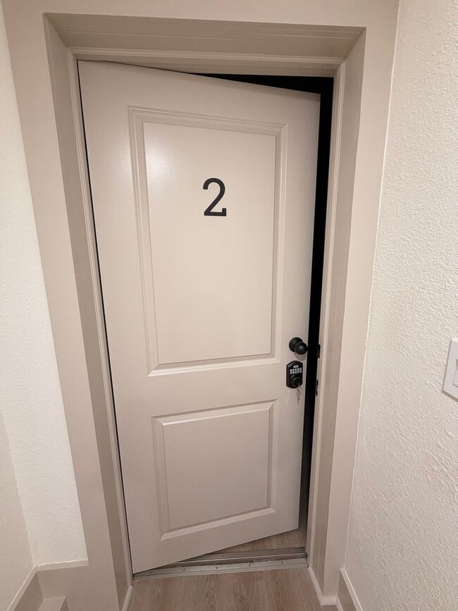 Building Photo - 1204 E Hamilton Ave