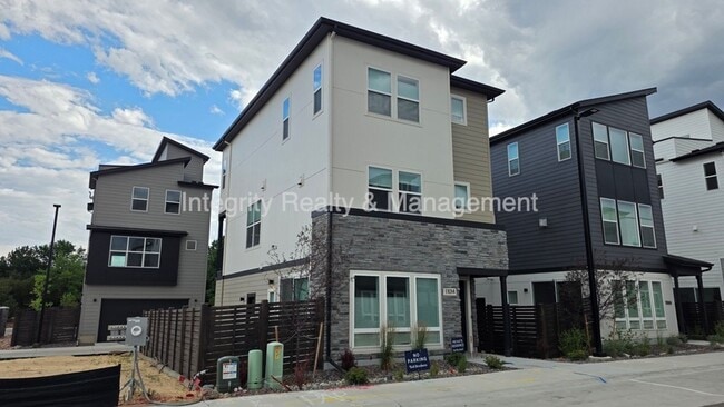 Photo - 3 Bed/3 Bath, 1855 Sqft - 11014 E Hinsdale Cir House
