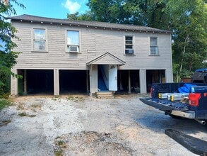 Building Photo - 915 University Ave