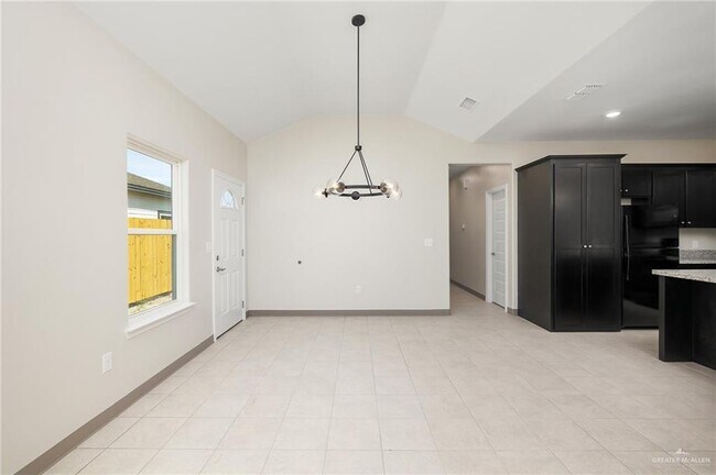Building Photo - 2424 N Vly Cir