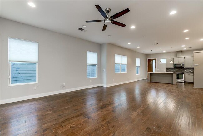 Building Photo - 1100 Saucedo St