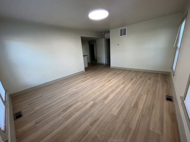Building Photo - 626 8th st