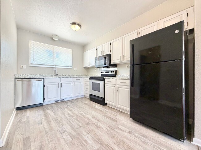 Foto del edificio - Bright and Spacious Lakewood Duplex Available for Immediate Rental!!!