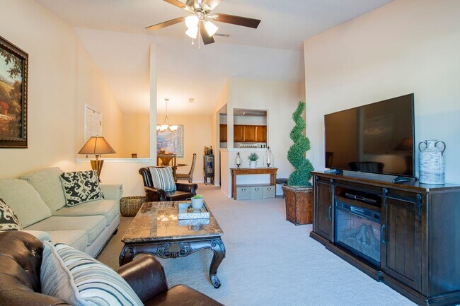 Foto del edificio - Well-maintained Pensacola Condo with Community Pool & Central Location
