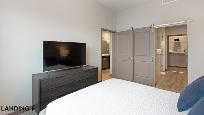 Foto del edificio - 3150 W Twain Ave