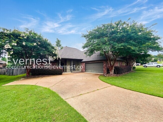 Foto del edificio - 3 Bed/2 Bath Home with Fenced Yard & Garage / Pet-Friendly / Available Now!