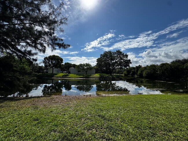 Foto del edificio - 994 Lake Terry Dr