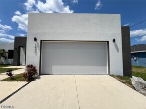 Building Photo - 1832 NW 22nd Pl