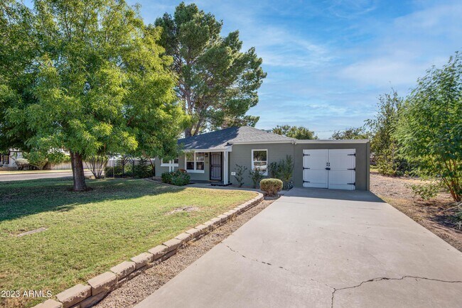 Building Photo - 1301 W Glenrosa Ave