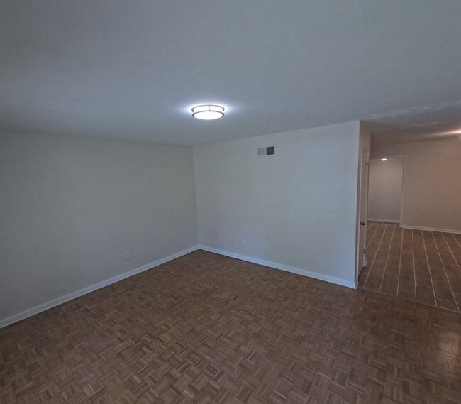 Foto del edificio - Spacious 5BR/2BA Rental with Bonus Living Space & Great Location