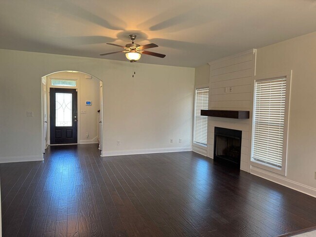 Building Photo - Beautiful 5 Bedroom, 2.5 bath Home in Hick...