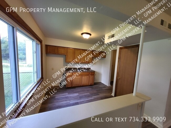 Building Photo - 32258 Oscoda Ct