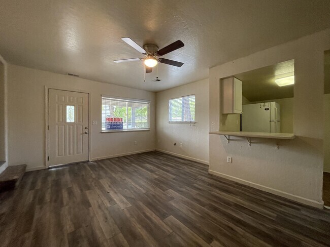 Foto del edificio - 524 W 1st Ave