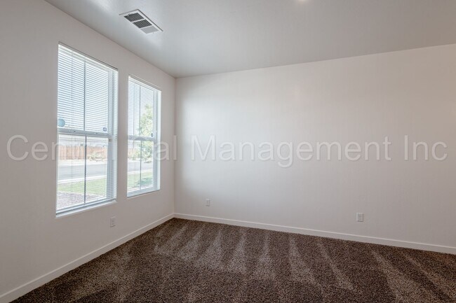 Foto del edificio - 4 bedroom 2 bath  Home in the Desired Sout...