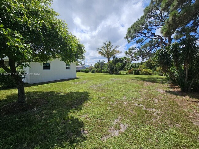 Building Photo - 426 Riomar Dr