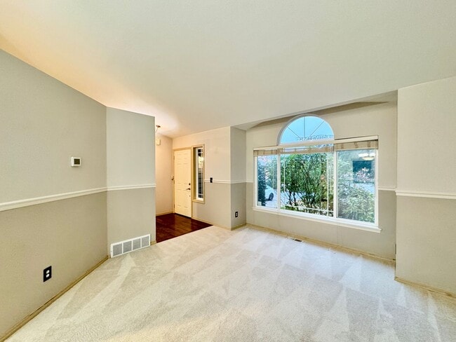 Building Photo - Great 3 Bed 2.5 Bath Home for rent