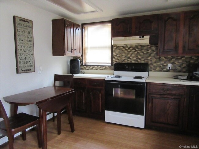 Foto del edificio - 24 Cromwell Hill Rd