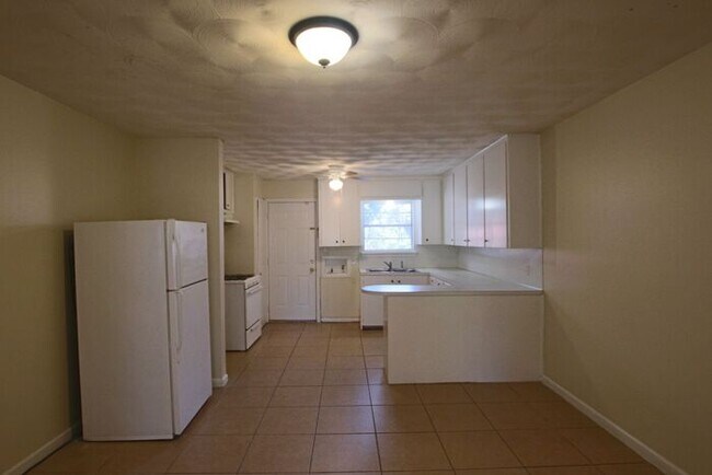 Foto del edificio - Spacious 2 Bed 1 Bath Duplex in Central Ty...